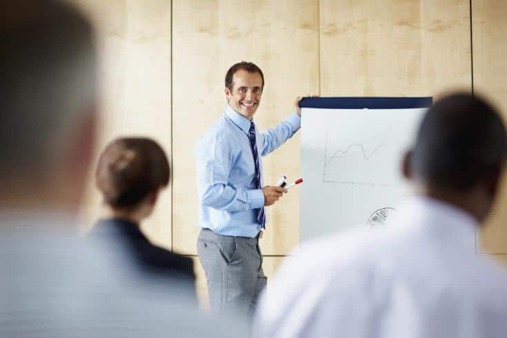 Een blij kijkende man